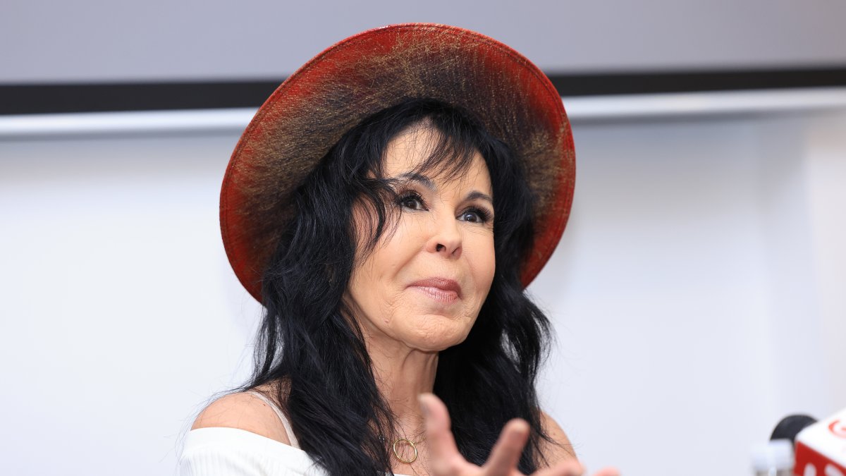 La artista se dio a conocer en los años ochenta y noventa con tema como 'Acaríciame', 'Noche de copas', 'Entre la espada y la pared'.