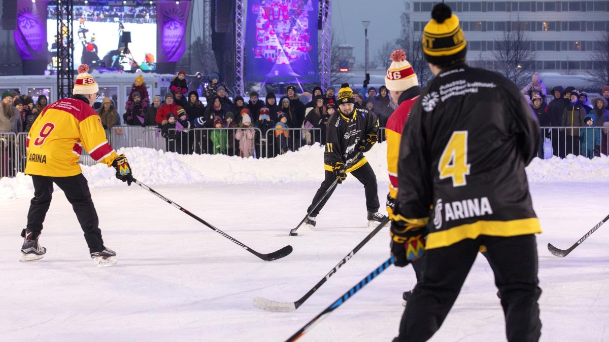 Un equipo de hockey juega sobre estanques en la plaza del mercado de Oulu, Finlandia, el 17 de enero de 2026.