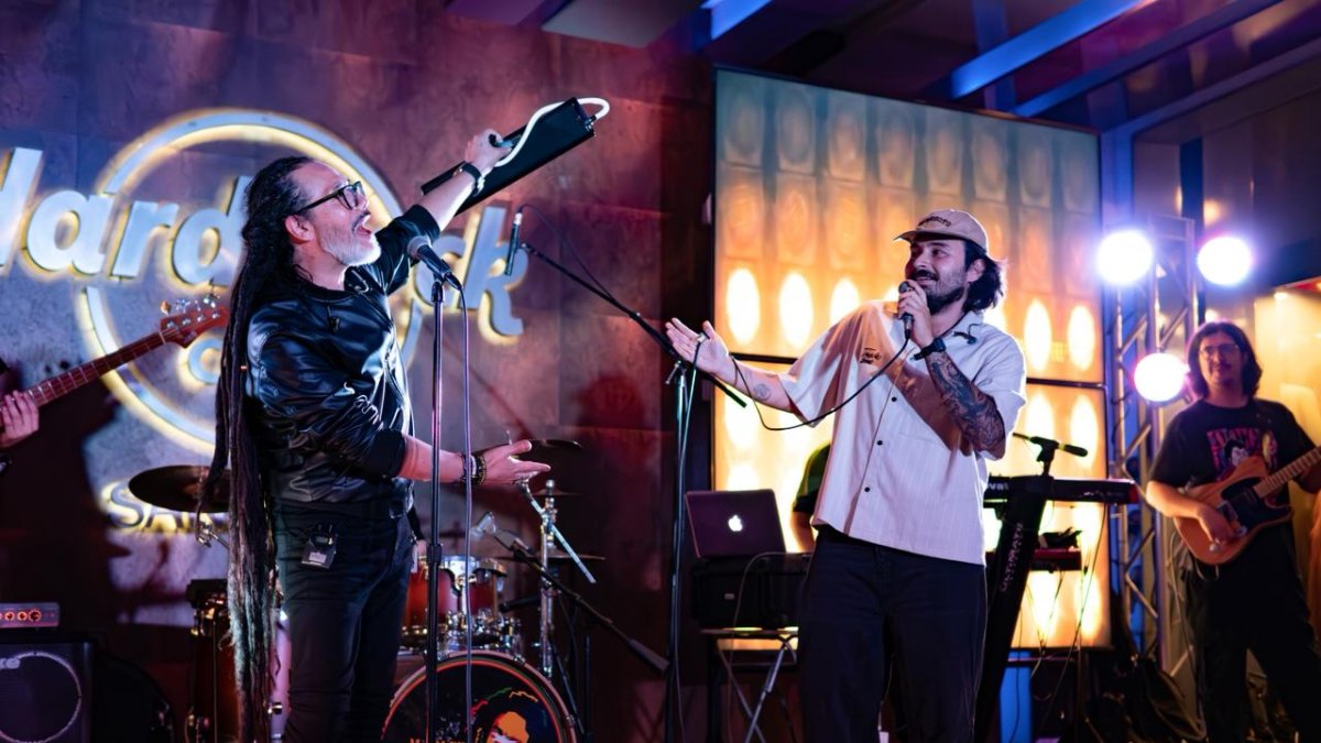 El cantante guayaquileno Luis Alcívar (c) invitó a cantar un tema al artista chileno Quique Neira (ex-Gondwana), durante su show en el Hard Rock Cafe Santiago, el 18 de diciembre de 2025.