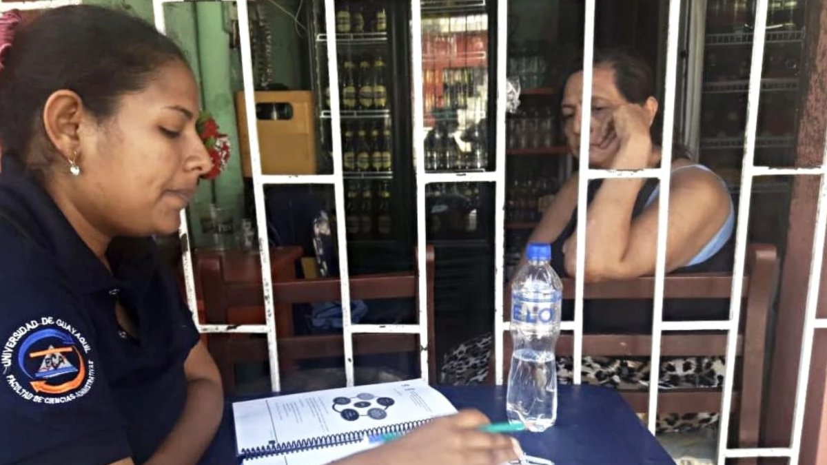 La Universidad de Guayaquil lidera un proyecto de vinculación que lleva el conocimiento académico a sectores vulnerables de la ciudad, fortaleciendo emprendimientos populares