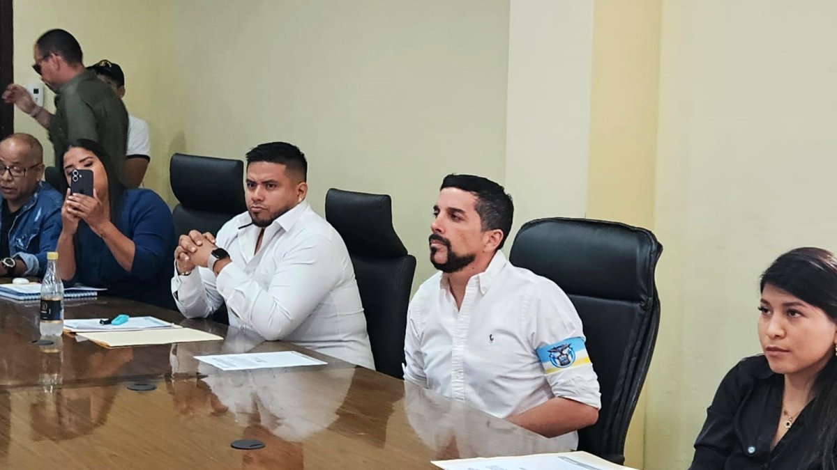 Concejales de La Libertad junto al alcalde Francisco Tamariz durante discusiones sobre la venta del terreno