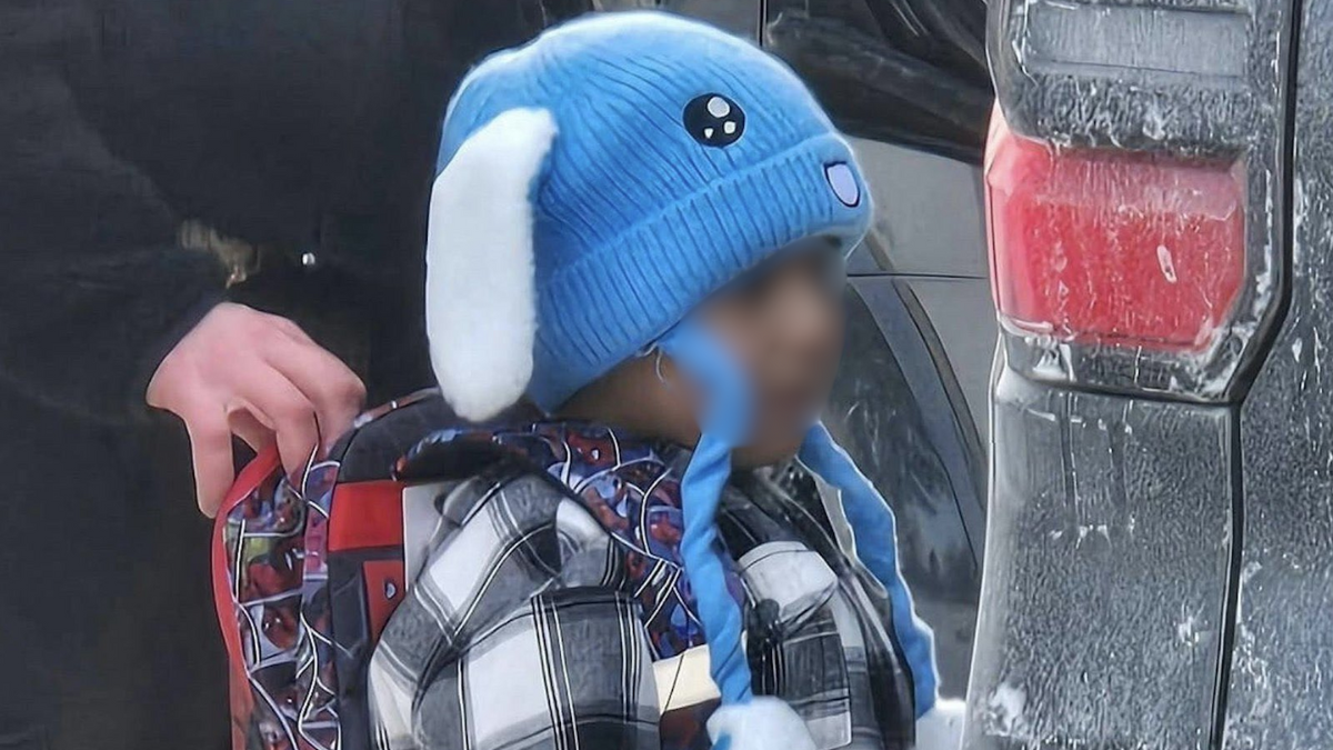 ICE asegura que el menor fue abandonado por su padre durante la intervención.