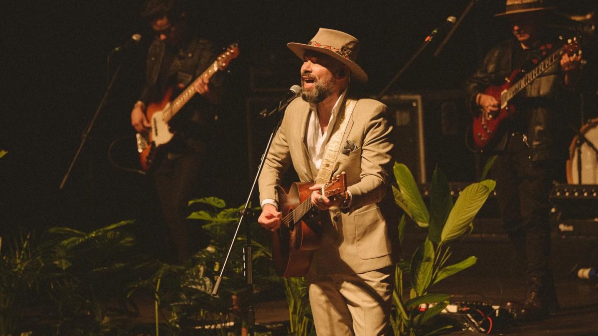 Santiago Cruz regresará a Ecuador en enero de 2026 con dos conciertos en Quito y Guayaquil como parte de su gira “Quince de Camino”.