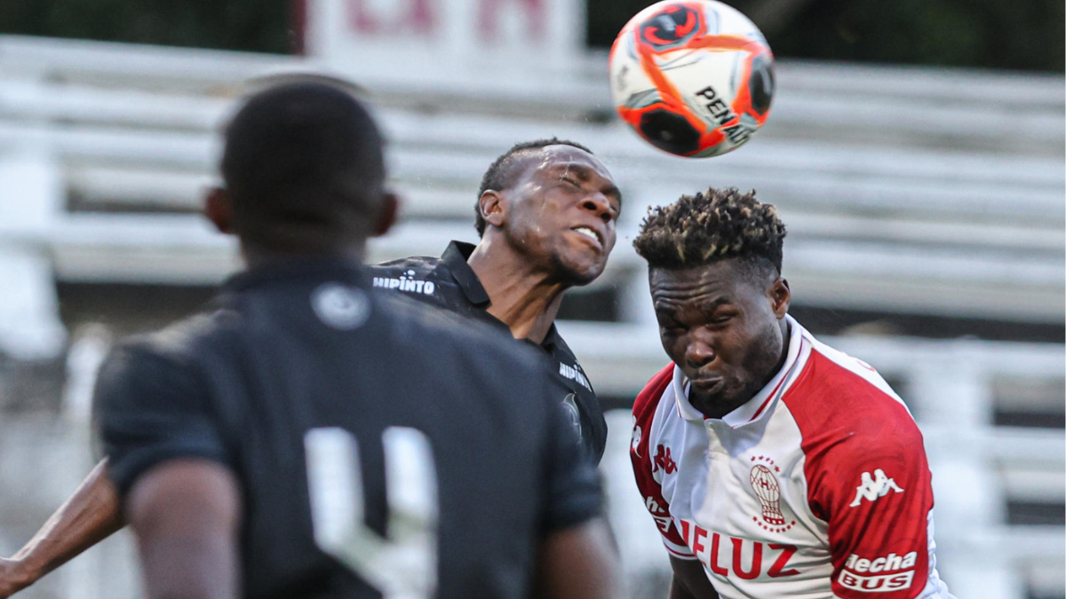 Jordy Caicedo fue titular en Huracán y marcó el tanto del empate.