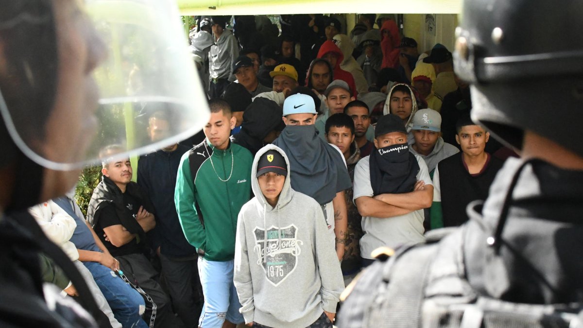 integrantes de la Mara Salvatrucha durante una requisa al interior de la Cárcel de Pavoncito, en Fraijanes (Guatemala).