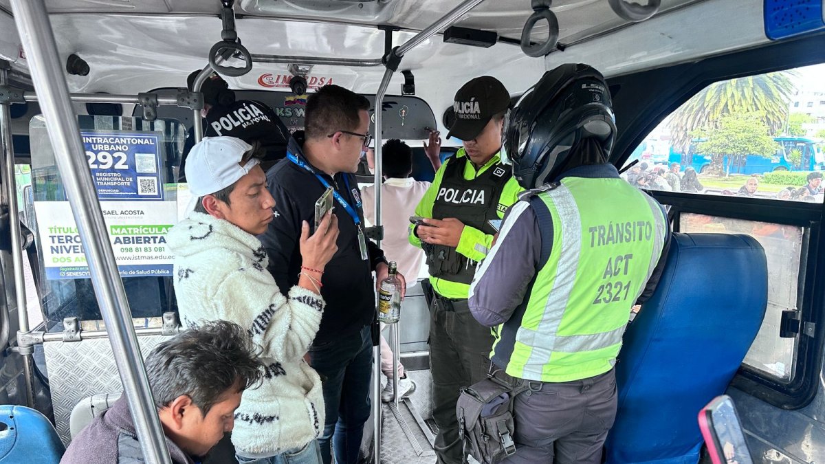 Conductor de bus detenido por superar el límite de alcohol permitido durante operativo de seguridad vial en Quito.