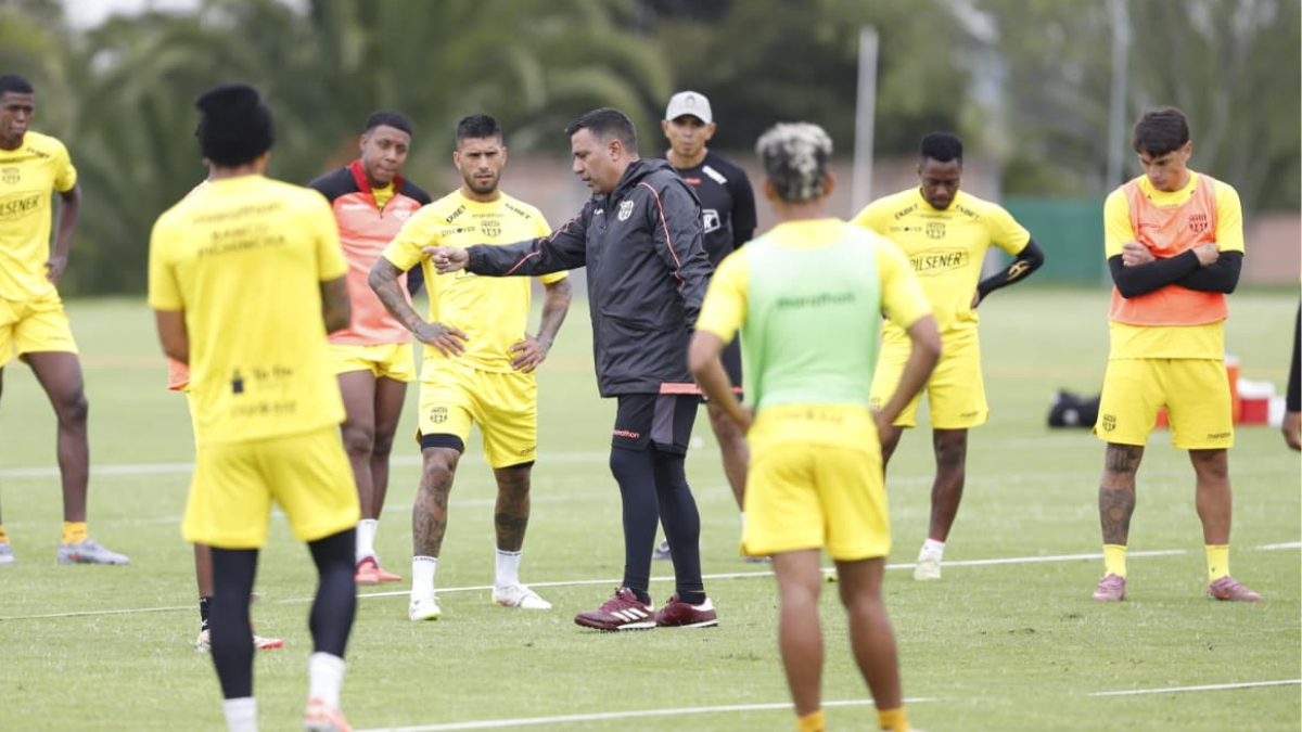 Barcelona ya entrena bajo el mando de César Farías.
