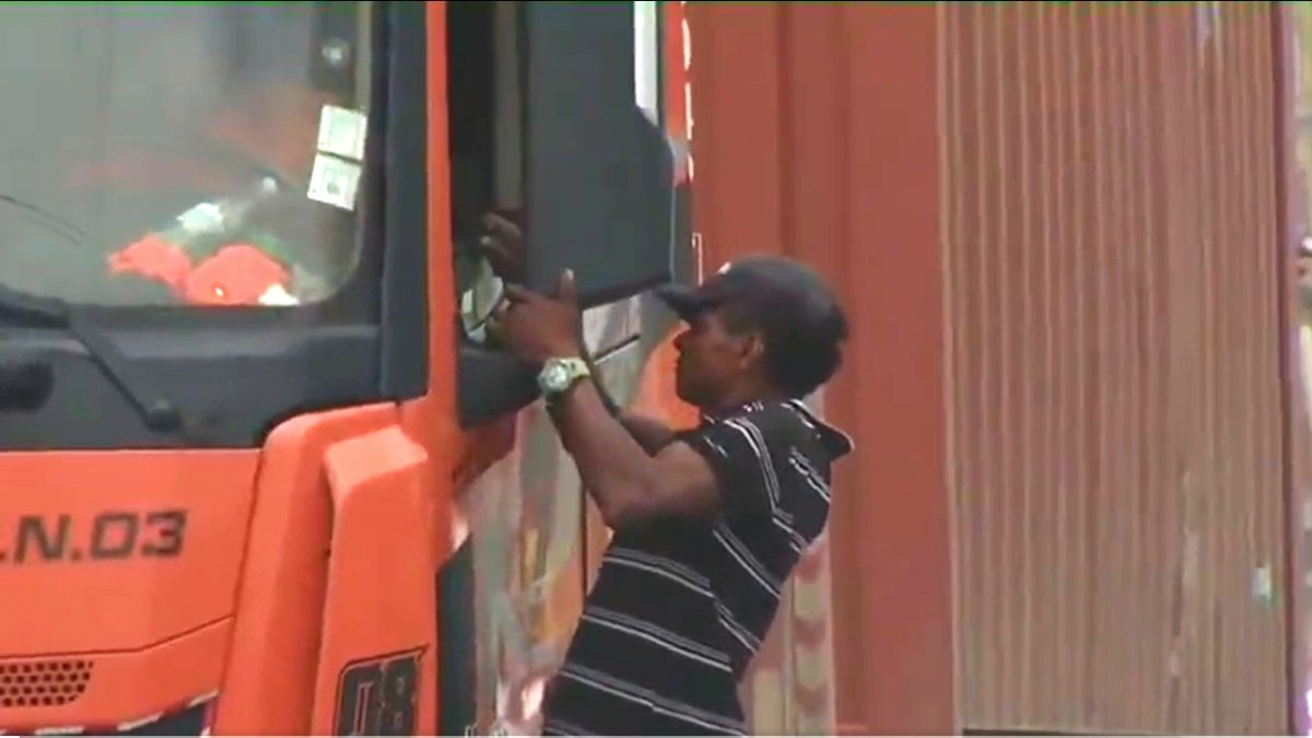 Este sujeto amenaza a los conductores en la vía Perimetral. Su accionar fue captado por la cámara de TC Televisión.