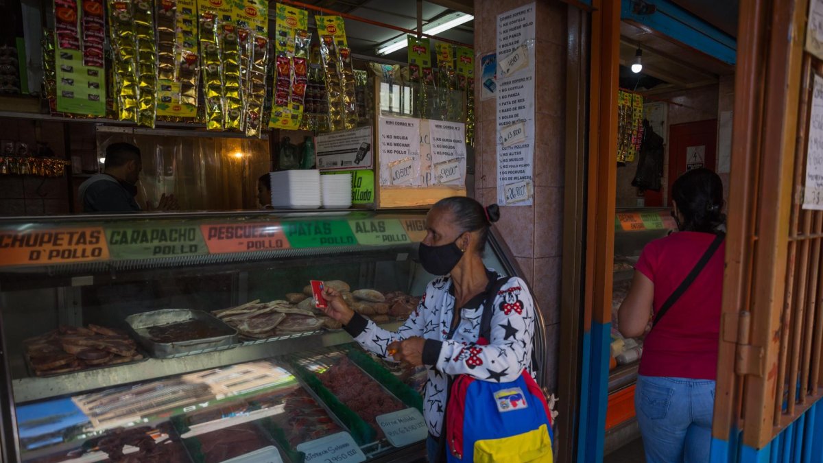 Una mujer entra a una carnicería en Caracas (Venezuela), en una fotografía de archivo