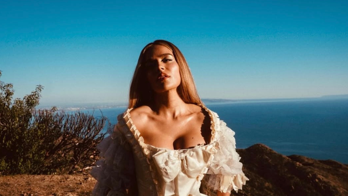 Con guiños a Lady Di, Karol G reinterpreta el estilo clásico en clave nostálgica y poderosa.