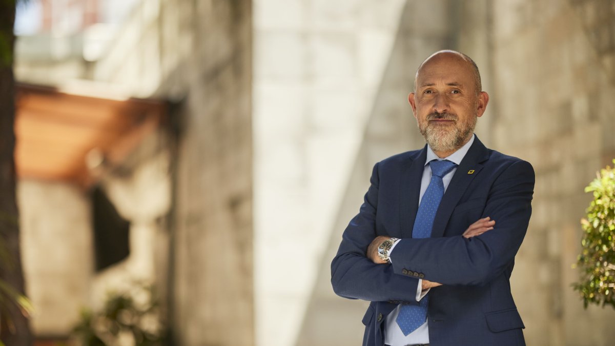 Ribadeneira es Ingeniero Comercial por la Universidad Católica del Ecuador y posee un MBA por la Universidad de Portland, Estados Unidos.