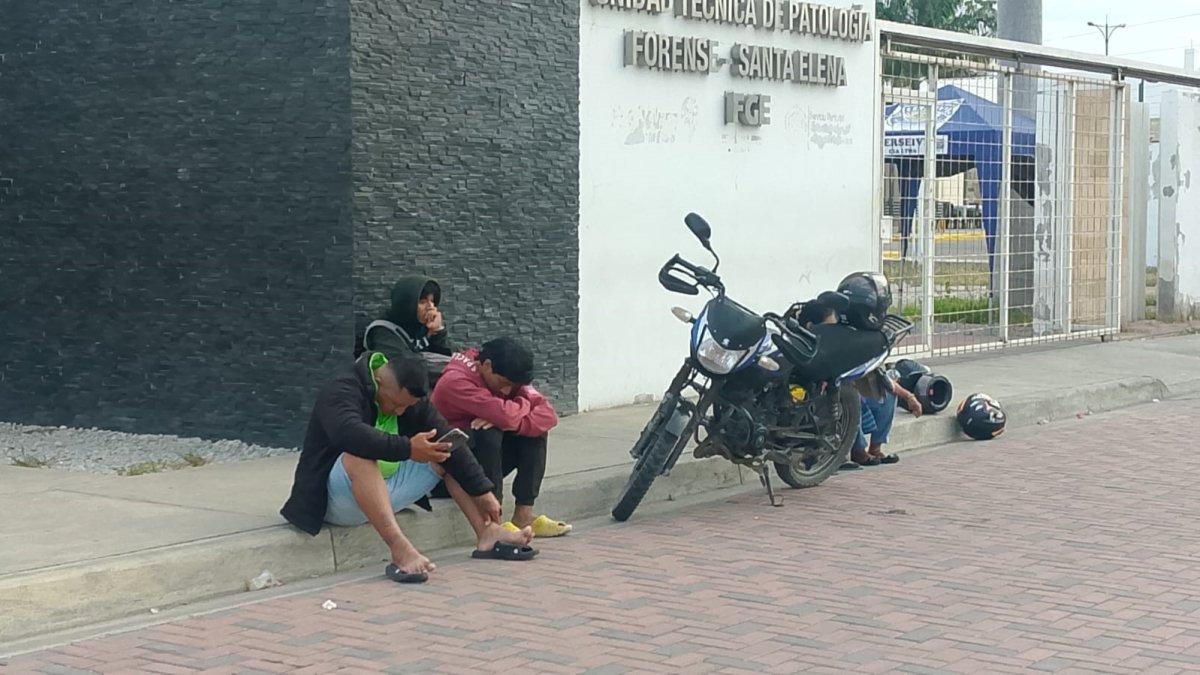 Familiares de las víctimas de siniestros viales realizaron los trámites para retirar sus cadáveres en medio del dolor por esta tragedia en las vías.