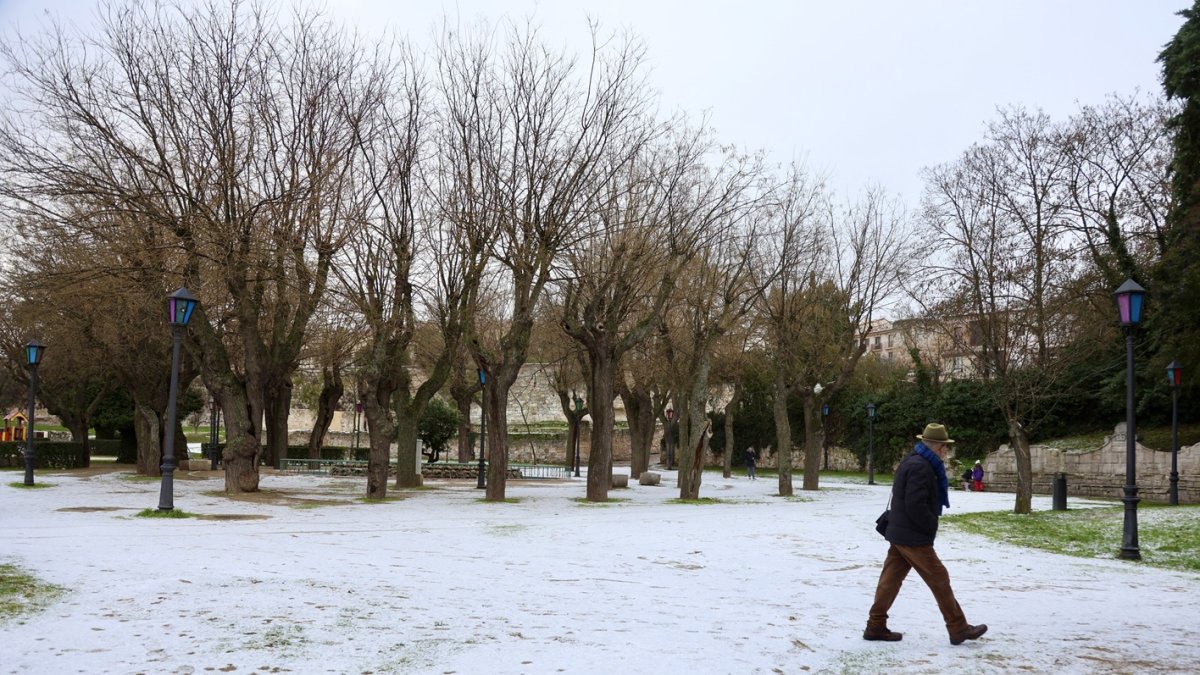 Un hombre camina a lo largo de un parque cubierto de nieve en la ciudad española de Zamora, este viernes 23 de enero de 2026.