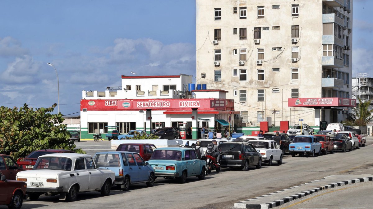 Vehículos haciendo fila para abastecerse de combustible este 21 de enero de 2026, en La Habana (Cuba).