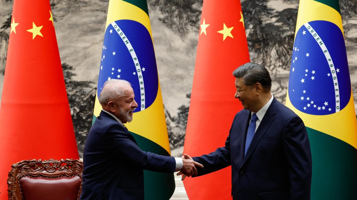 Fotografía del presidente de china, Xi Jinping (d), junto a su homólogo brasileño, Luiz Inacio Lula da Silva (i).