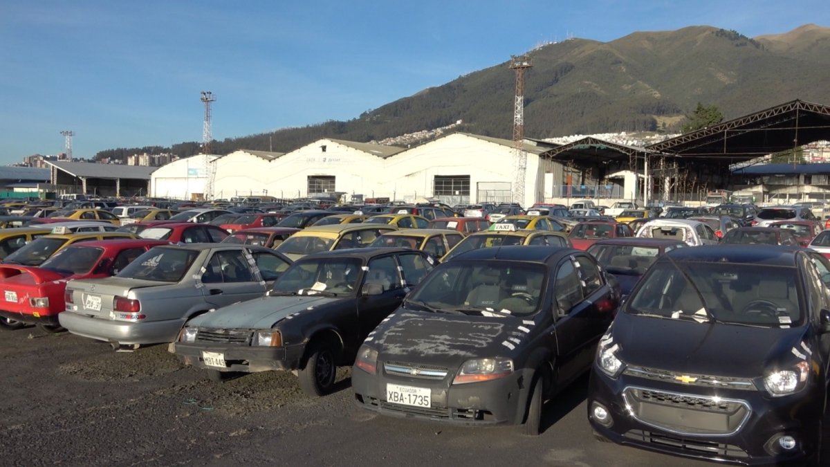 Son 620 vehículos abandonados que serán chatarrizados en los centros de la Agencia Metropolitana de Tránsito.