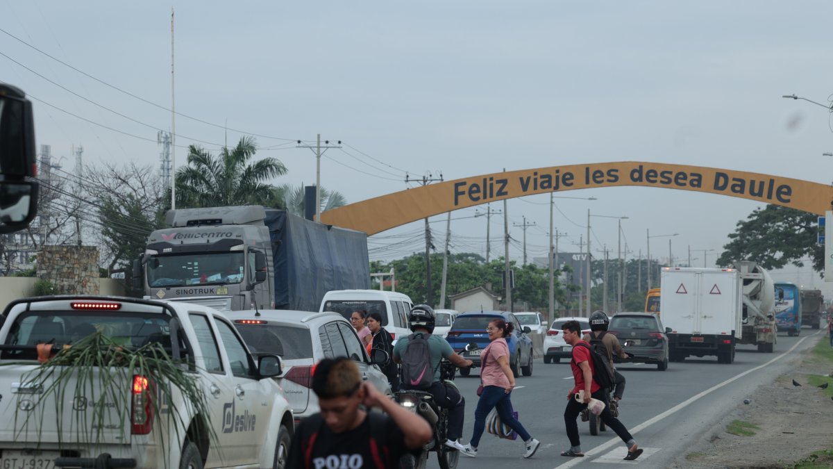 Problema. En esta zona de la via a Samborondón hay mucho tráfico y los peatones buscan formas para cruzar.