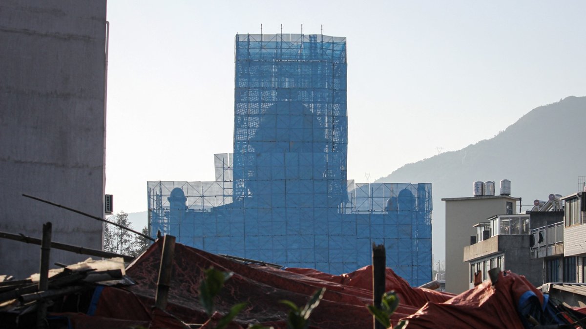 Una iglesia en el este de China fue andamiada y le quitaron la cruz, mientras residentes y grupos de derechos humanos dijeron que varios miembros fueron arrestados.