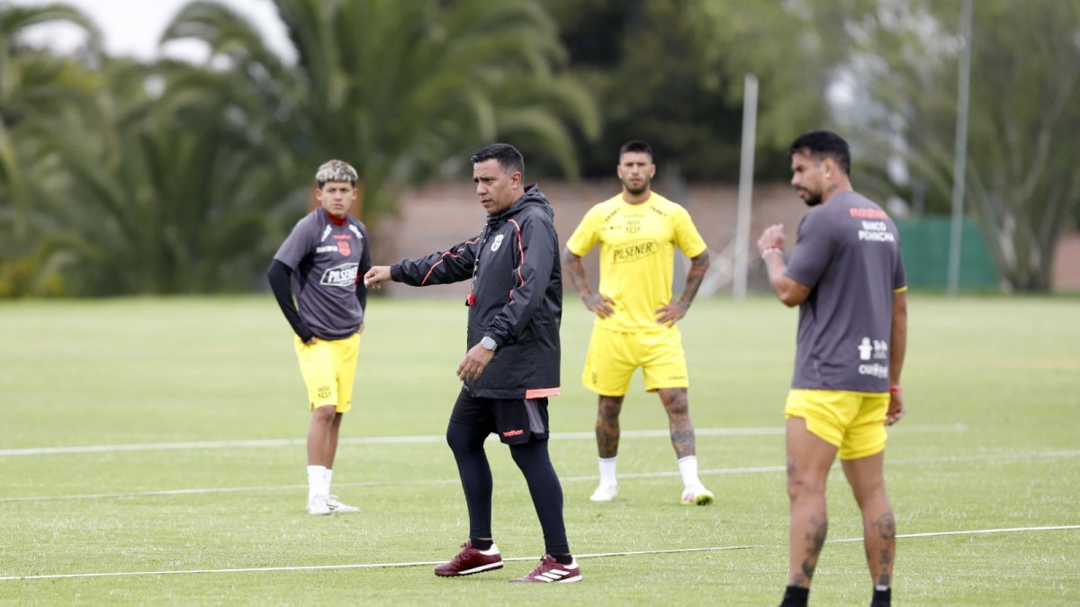 El estratega venezolano César Farías (c) estuvo atento para corregir las fallas de los jugadores de Barcelona en el penúltimo entrenamiento en el complejo de Puembo.