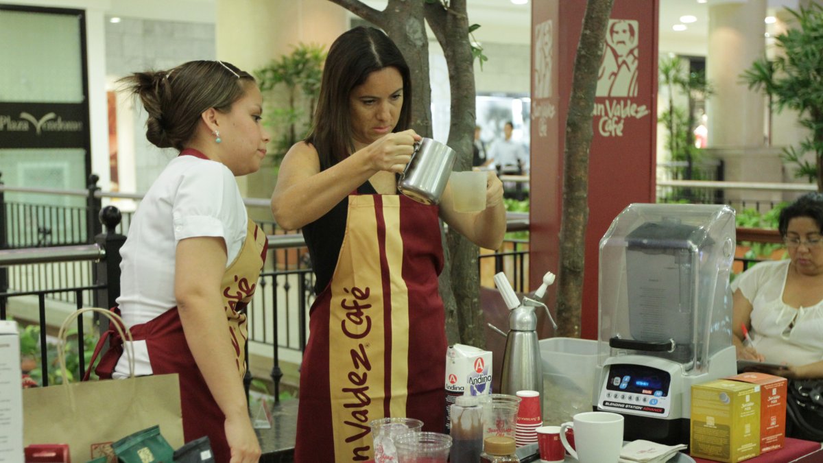 Juan Valdez ilustra el modelo de franquicia: una empresa ecuatoriana opera localmente bajo estándares internacionales.