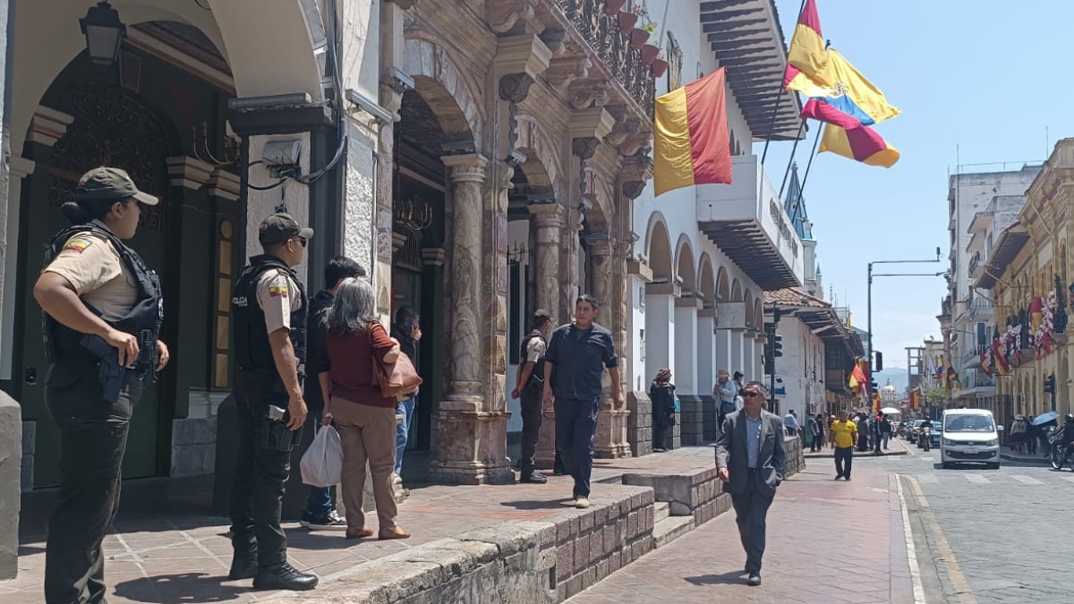 Referencial, Ciudadanos pasean en Cuenca.