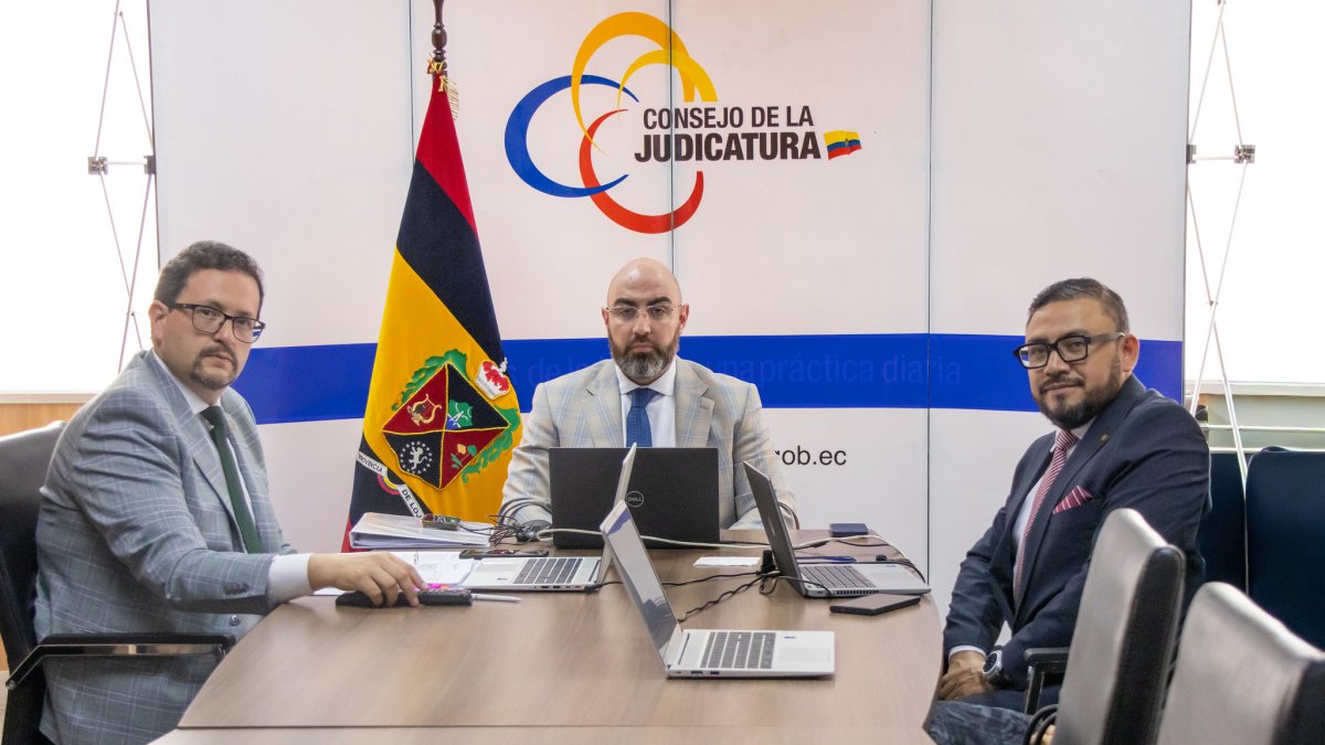 Derecha: Roger Tumalli Martínez fue director Nacional de Asesoría Jurídica desde el 4 de agosto de 2024.