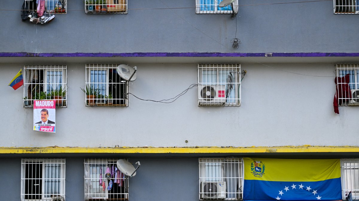 Venezuela. Afiche­s de campaña que muestran al destituido presidente venezolano Nicolás Maduro cuelgan de las ventanas de un complejo de viviendas construido por el Estado.