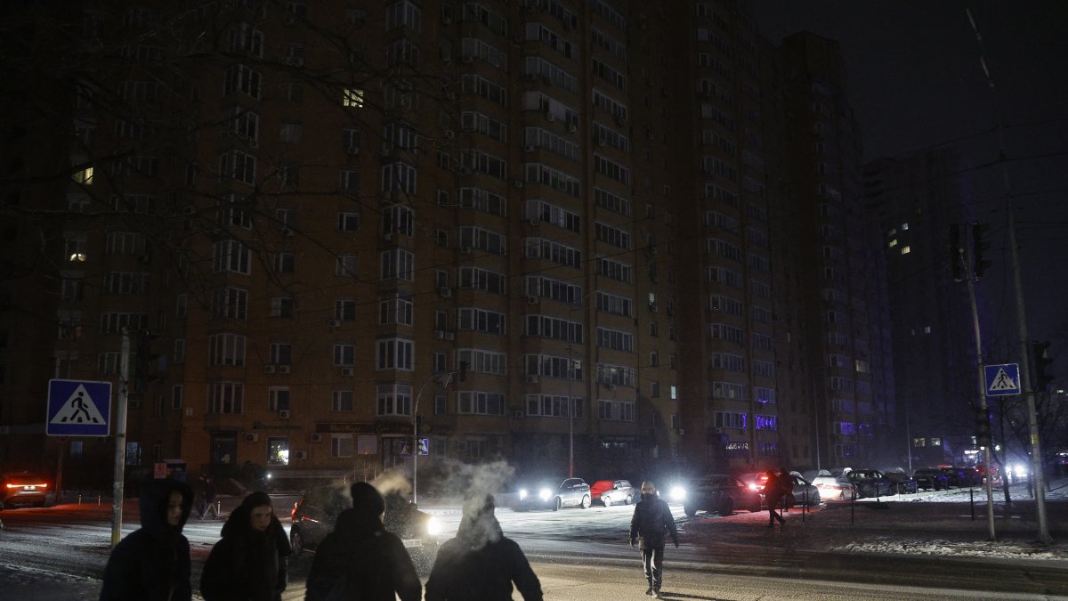 Nieve. La nieve cubre los espacios infantiles, como los parques, en la ciudad de Leópolis, en Ucrania.