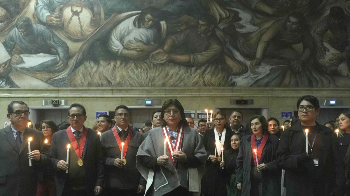 Fotografía de archivo del 16 de junio de 2025 que muestra a la entonces fiscal general de Perú, Delia Espinoza (c), participando en una vigilia en Lima (Perú).