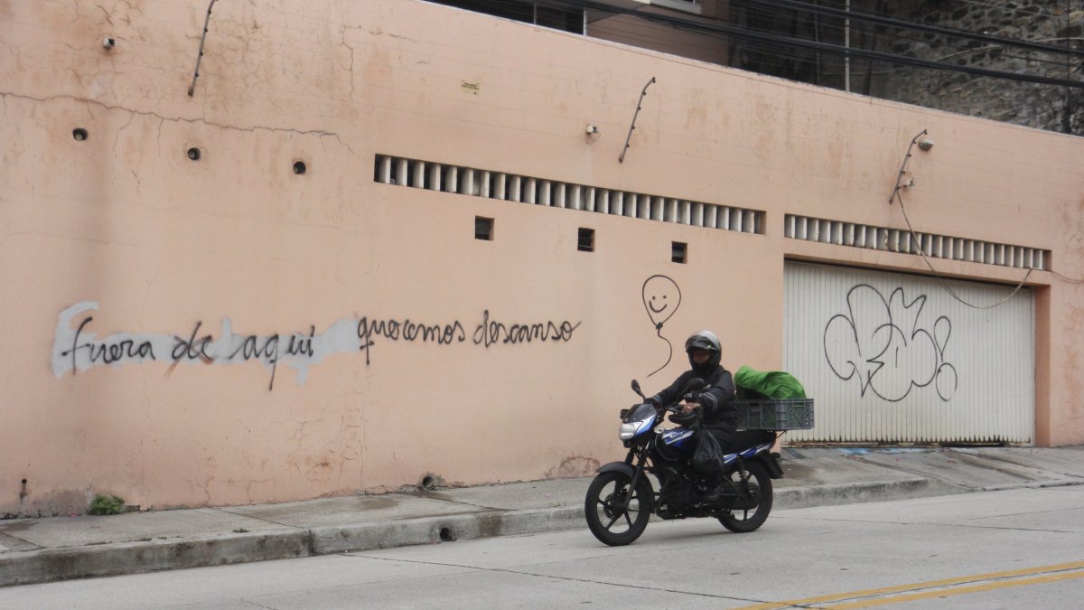 Esta amenaza escrita en la pared de la vivienda muestra el conflicto que existe entre vecinos por la presencia de perros al interior.