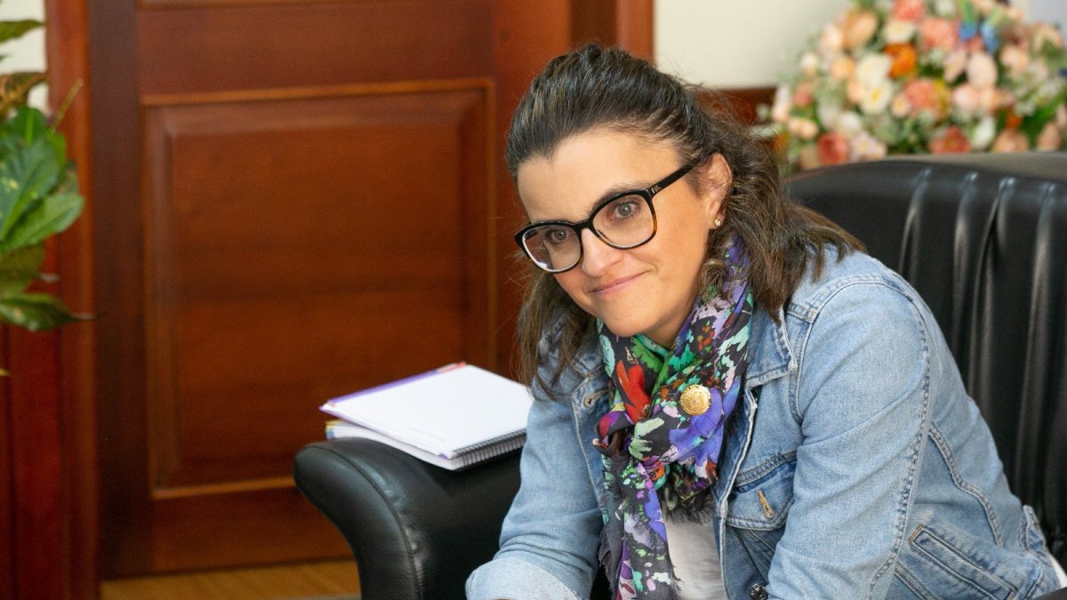 María José Pinto insiste en que la salud debe garantizar atención oportuna y digna.