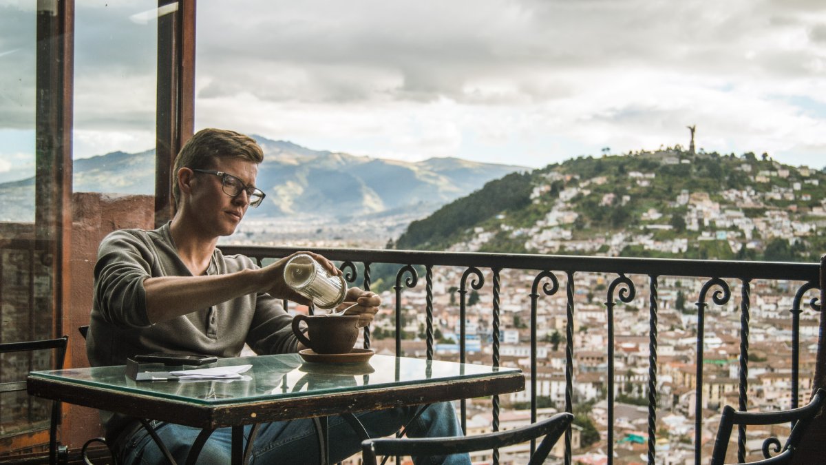 Café Mosaico es un sitio clásico que abrió sus puertas en 2003. Desde ahí se puede mirar la capital con un café en mano.