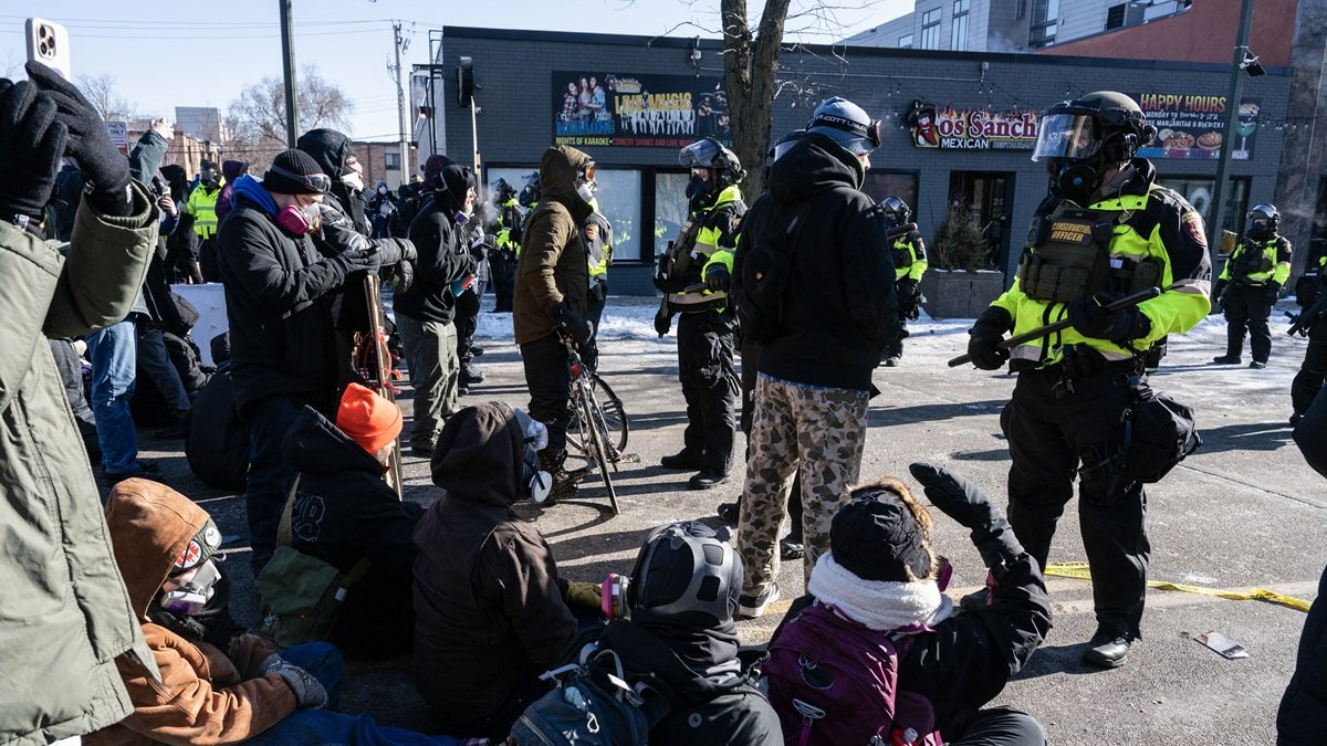 Los oficiales de conservación del Departamento de Recursos Naturales de Minnesota hacen guardia junto a los manifestantes en Mineápolis, Estados Unidos.