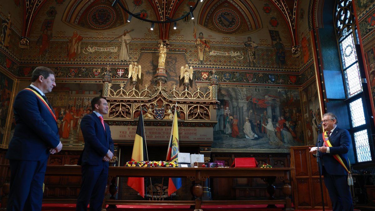 Daniel Noboa frente a Dirk De Fauw, alcalde de Brujas, durante la reunión para fortalecer comercio y puertos.