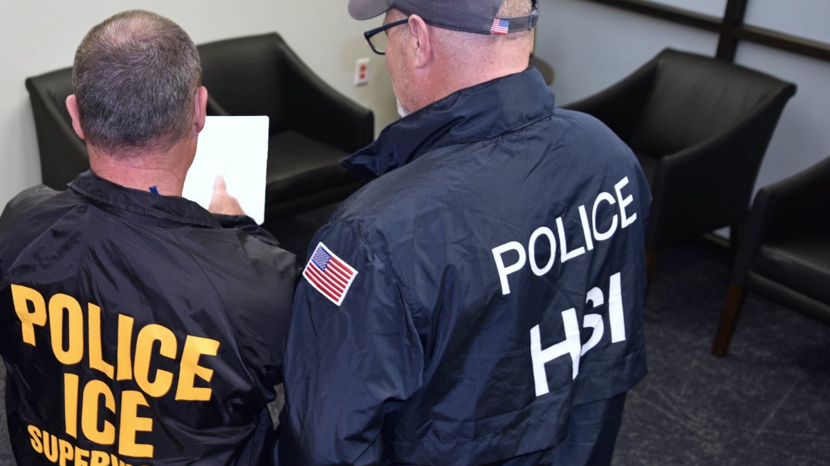 Agentes del ICE han intensificado los operativos contra migrantes indocumentados en Estados Unidos.