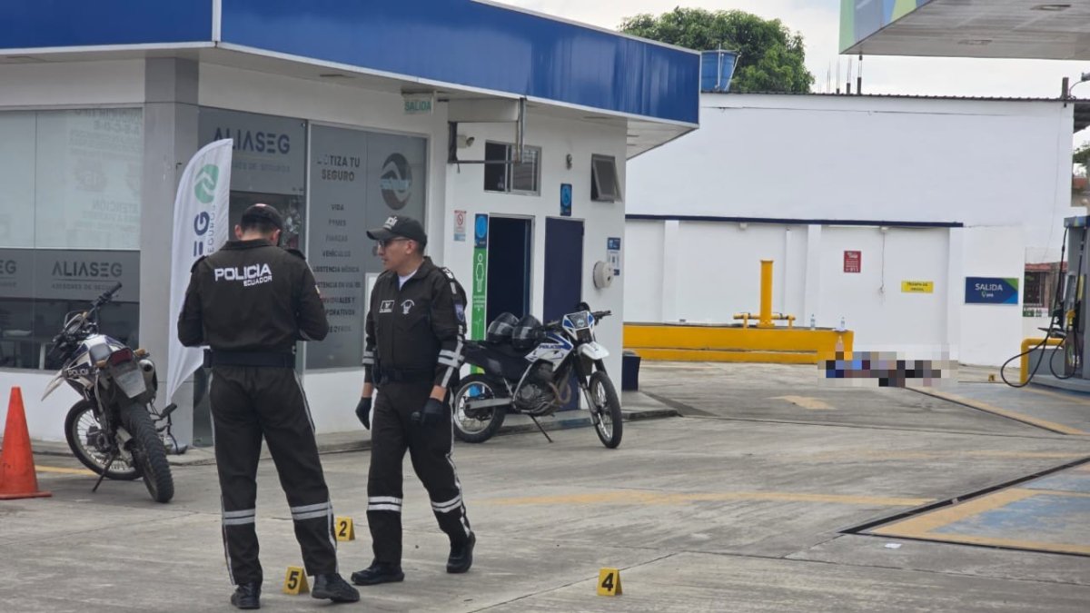 En esta gasolinera ocurrieron dos crímenes, con diferencia de siete horas. La Policía investiga si el segundo fue represalia por la muerte de un delincuente en una balacera.