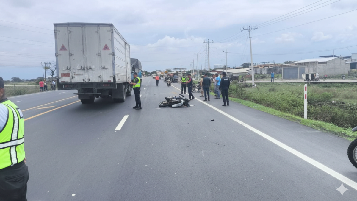 En la calzada quedó la moto en la que se movilizaba Ehitel Misael Cantos Castro.