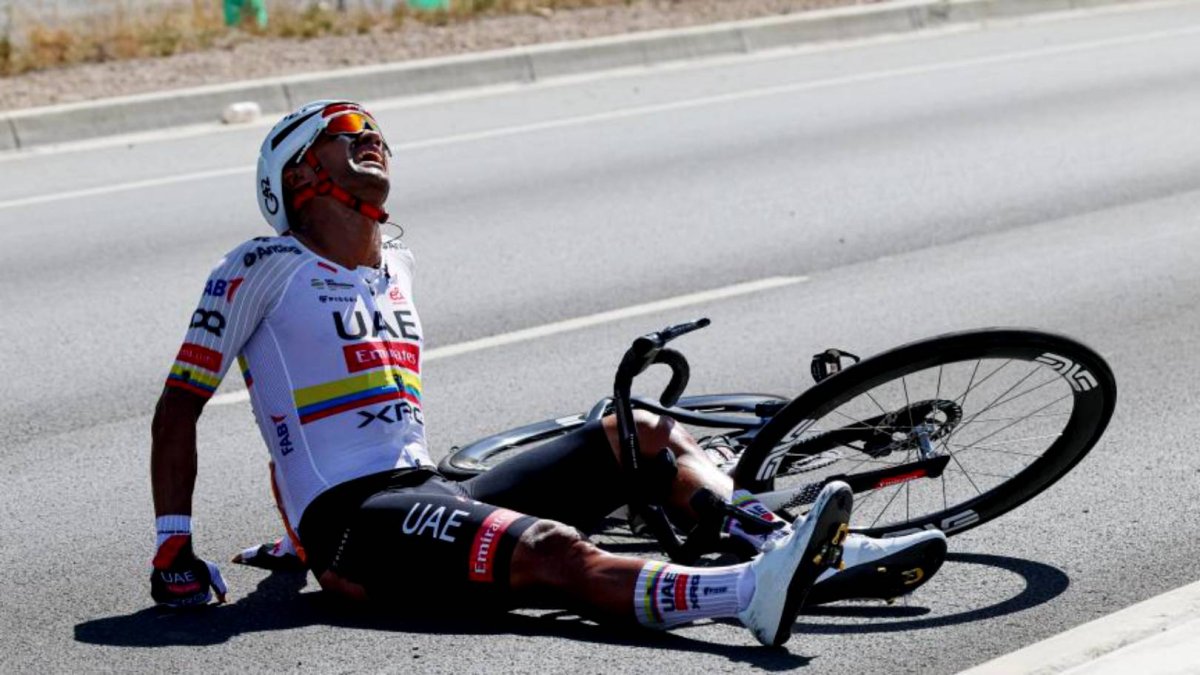 Jhonatan Narváez se mostró bastante adolorido tras la dura caída.