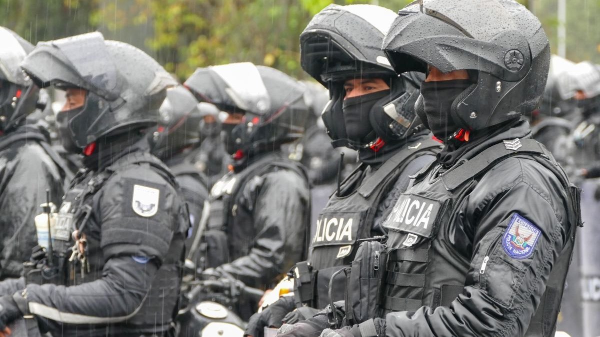 La exposición permanente a la violencia, la muerte y la amenaza tiene consecuencias en la salud mental de los policías de Ecuador, alertan especialistas.