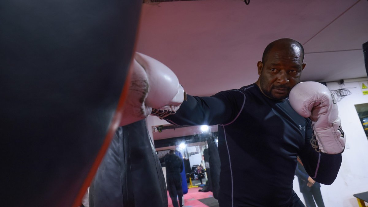 El boxeador ecuatoriano Beber Espinoza prepara el evento en el que colgará definitivamente los guantes.