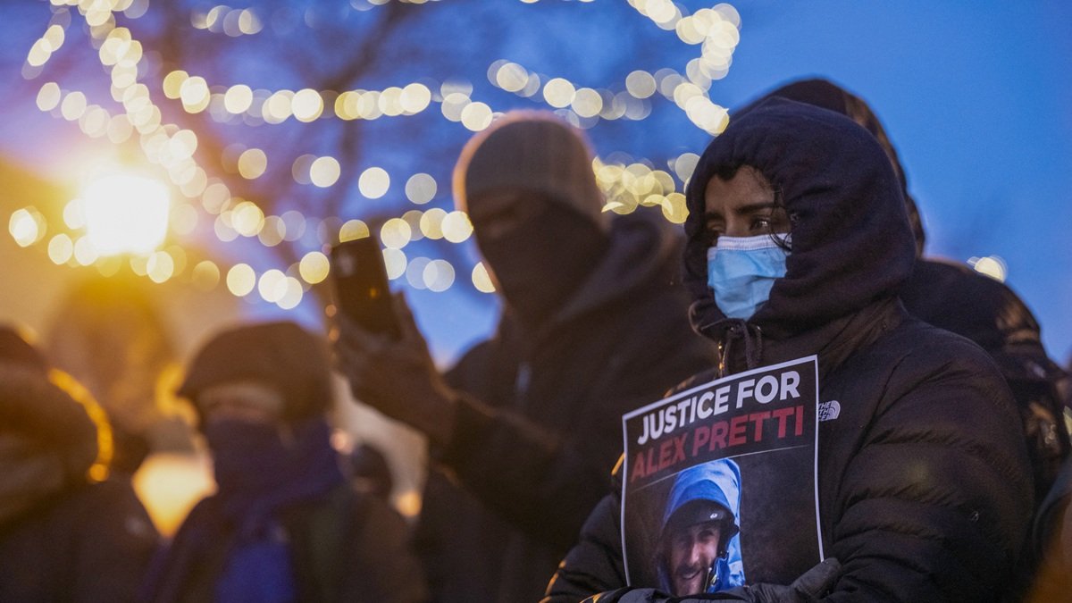 La gente llora en un monumento improvisado en el área donde Alex Pretti, de 37 años, fue asesinado a tiros por agentes federales de inmigración en Mineápolis, el 24 de enero de 2026.
