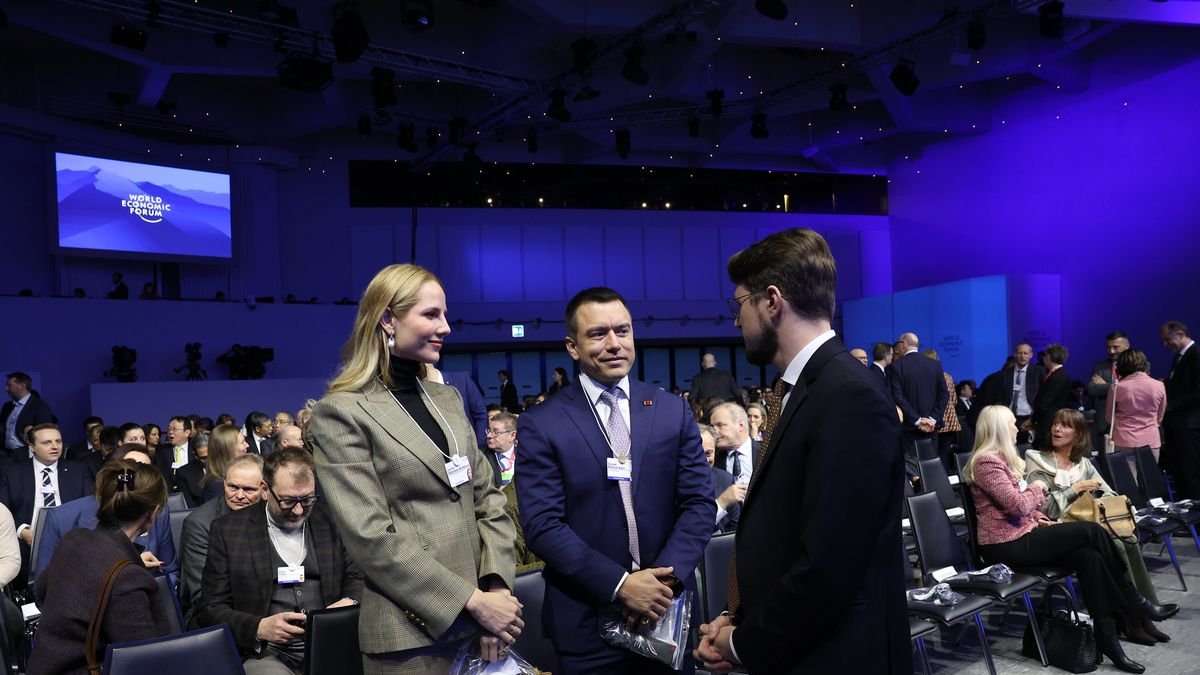 El viaje de Lavinia Valbonesi en el avión presidencial a Davos será investigado por la legisladora del correísmo, Mónica Palacios.