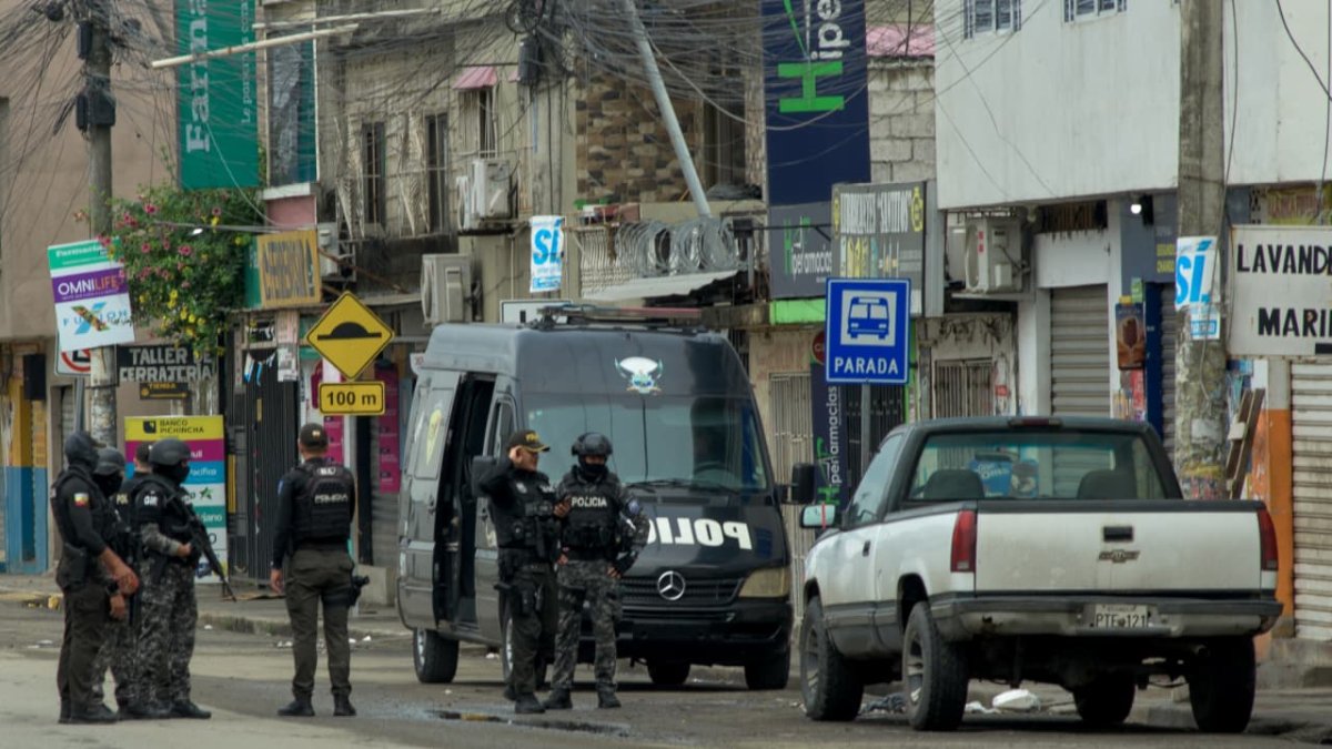 Personal del Grupo de Intervención y Rescate (GIR) revisó esta camioneta por la alerta de bomba.