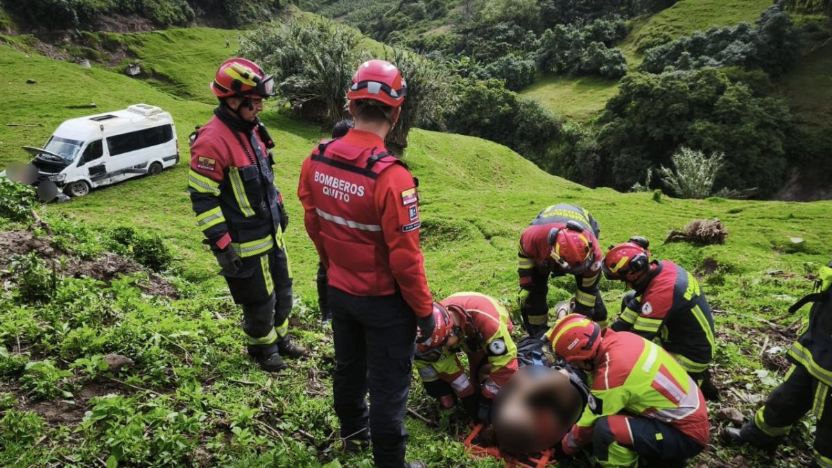 Los bomberos rescataron a dos personas que quedaron atrapadas en el furgón.