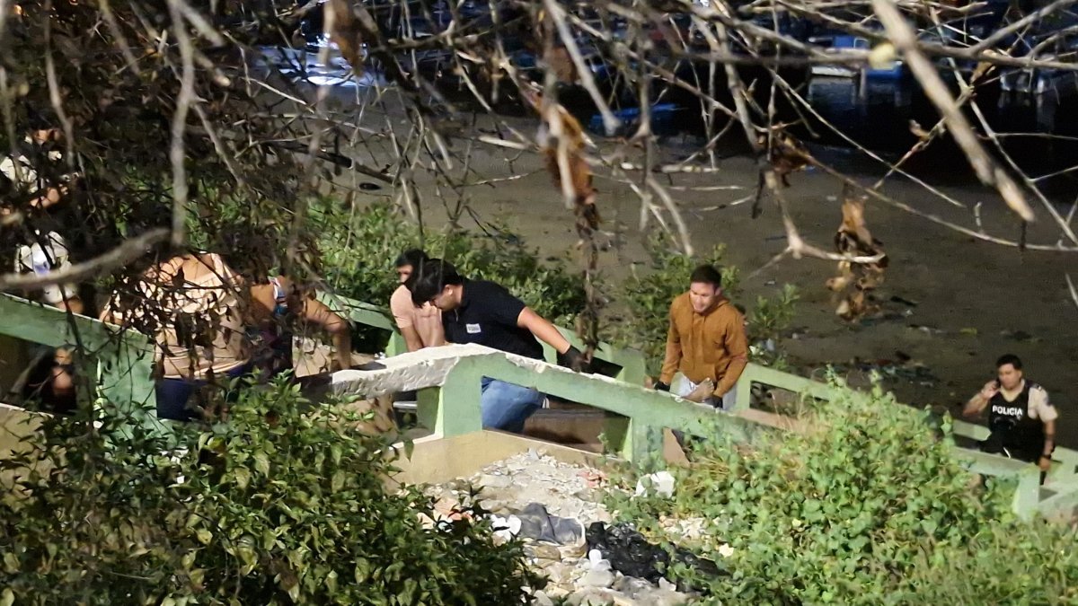 El levantamiento de cadáveres se ha vuelto común en el país. En el malecón de la parroquia Santa Rosa, en Salinas, asesinaron a un hombre apodado El Negro.