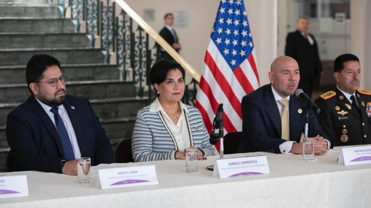 La canciller, Gabriela Sommerfeld, dio detalles de la reunión con Joseph Humire, subsecretario de Defensa de Estados Unidos (i).