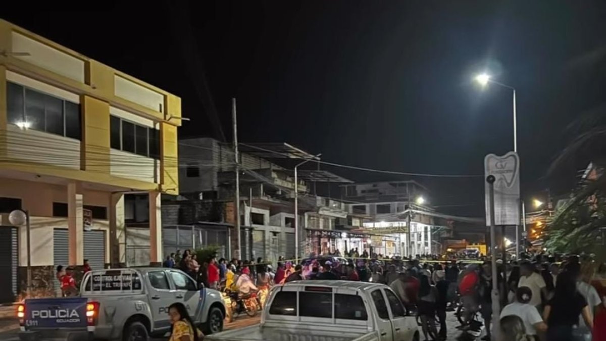 Los tres hombres fueron asesinados afuera del Municipio de este cantón de Guayas.