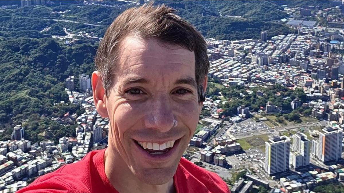 Alex Honnold escala el Taipei 101 únicamente con sus manos.