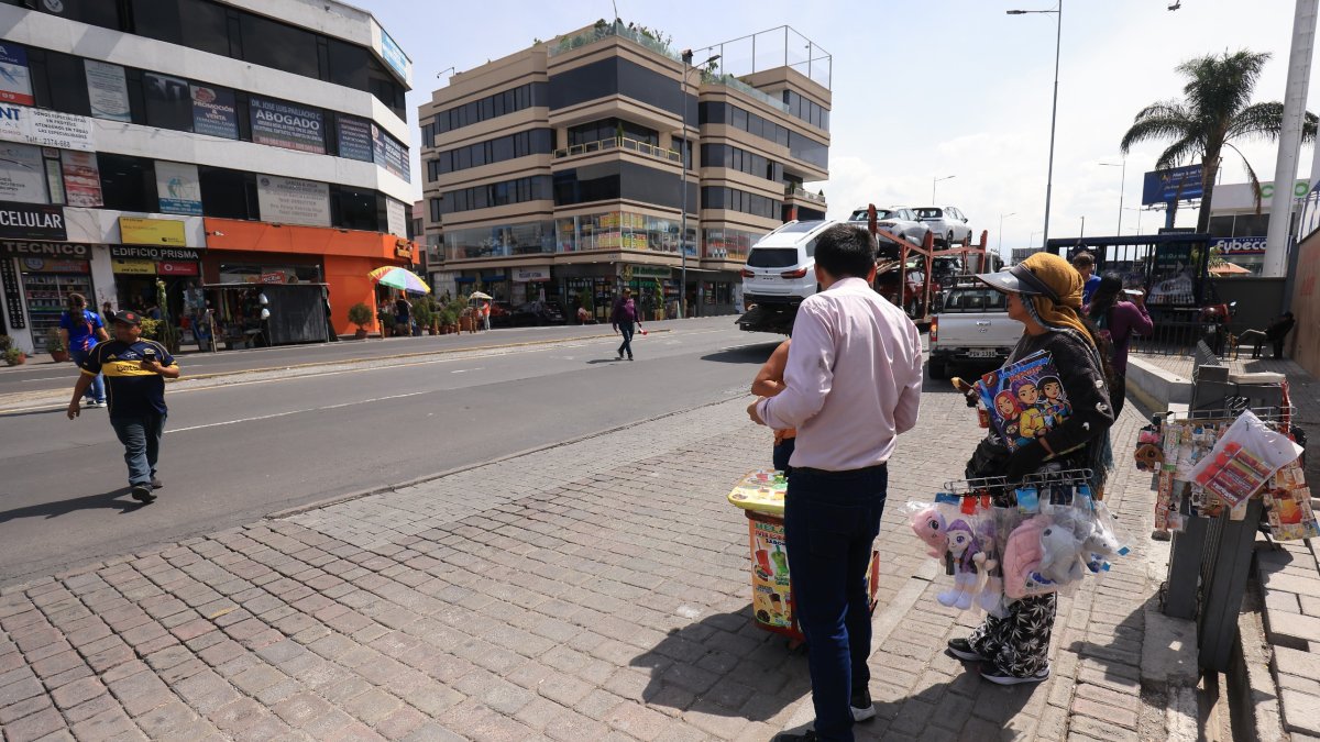 Los vendedores se ubican en los puntos más transitados de Tumbaco, como la av. Oswaldo Guayasamín o la Juan Montalvo.