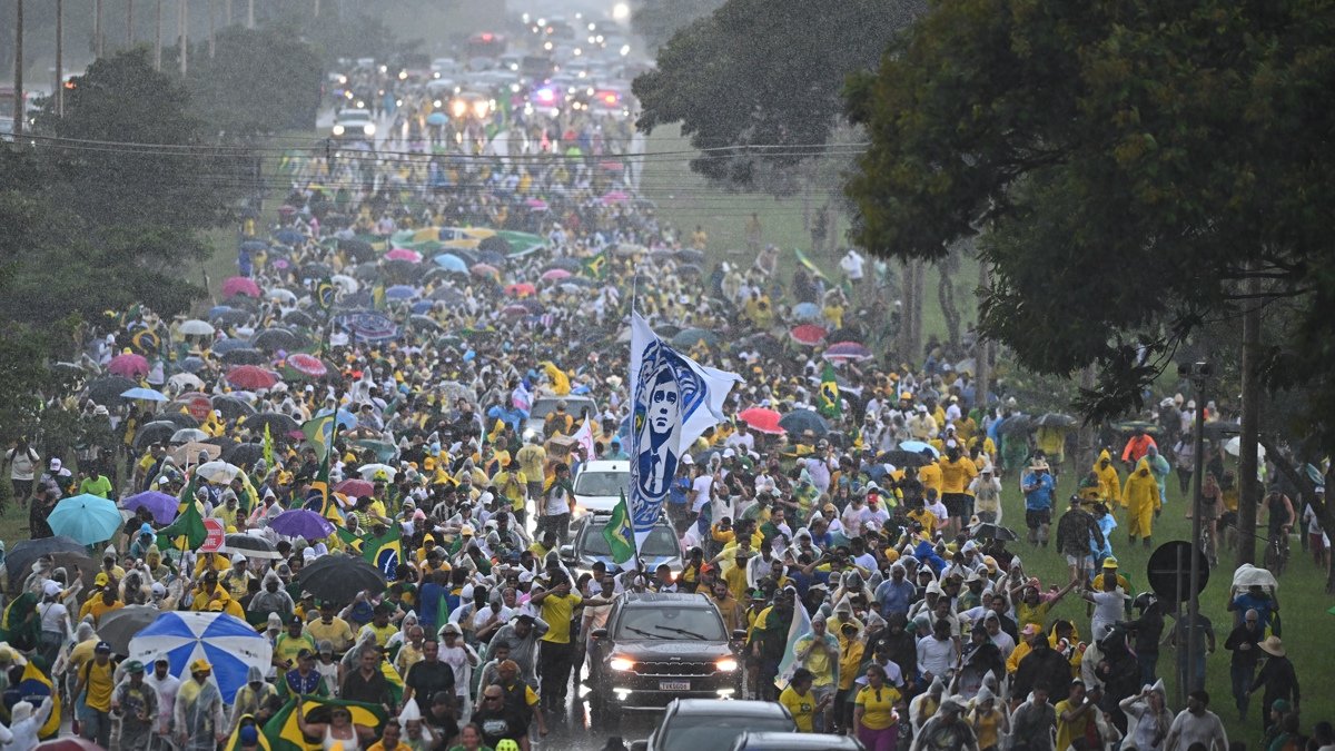 Personas participaron en una manifestación por la amnistía para el expresidente de Brasil, Jair Bolsonaro, este domingo 25 de enero en Brasilia.